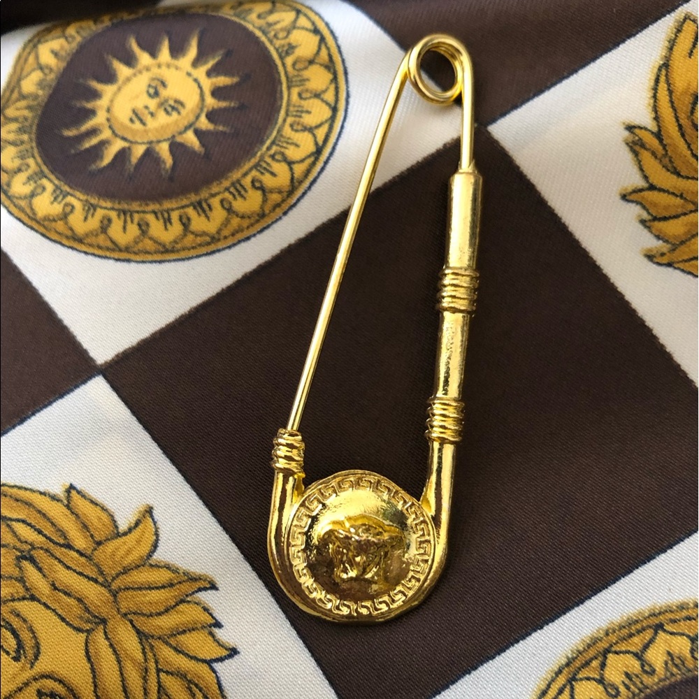 Medusa Vintage Pin 🧷🌞🟫